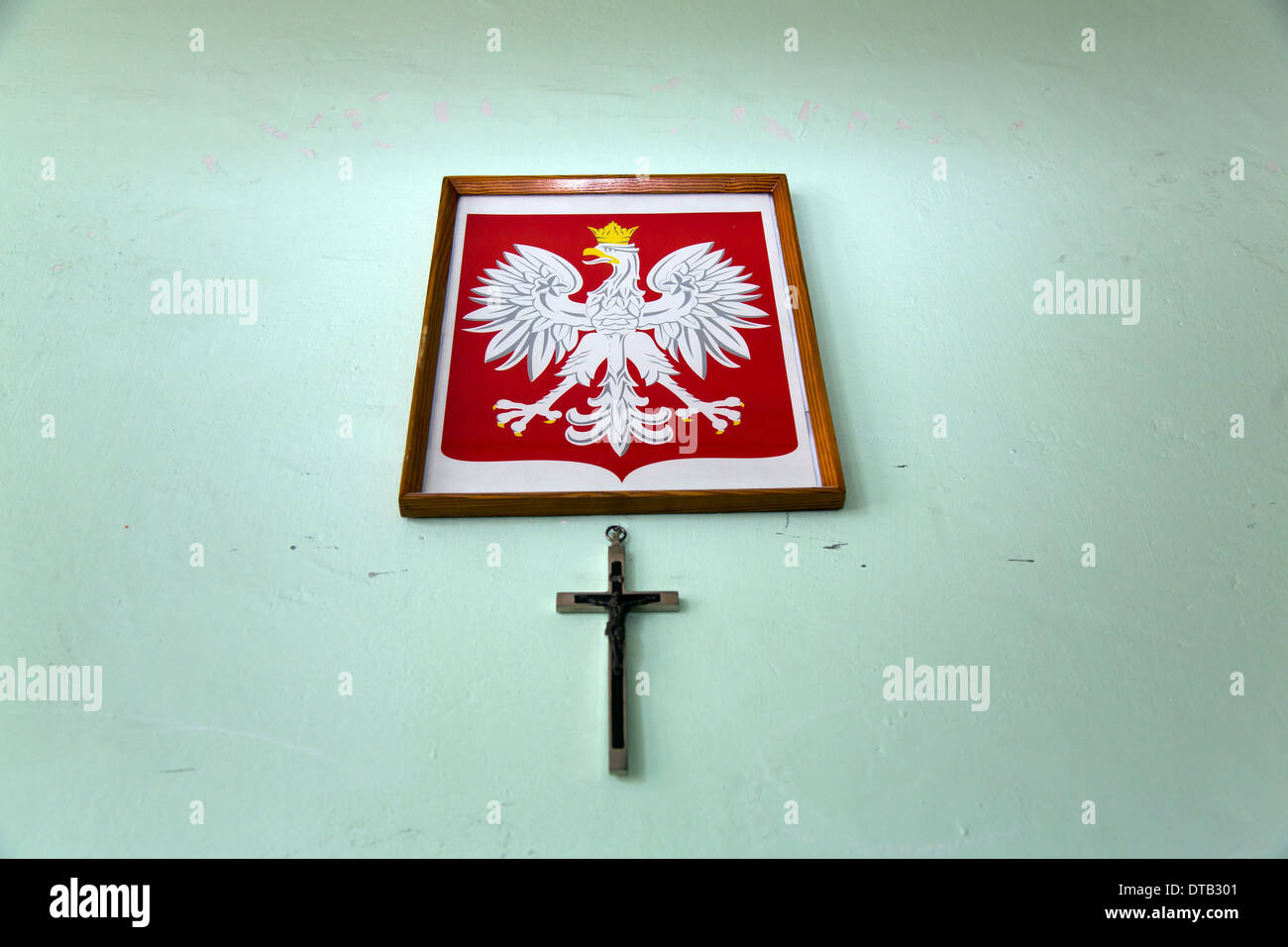 Poznan, Pologne, emblème national et une croix dans une salle de classe Banque D'Images