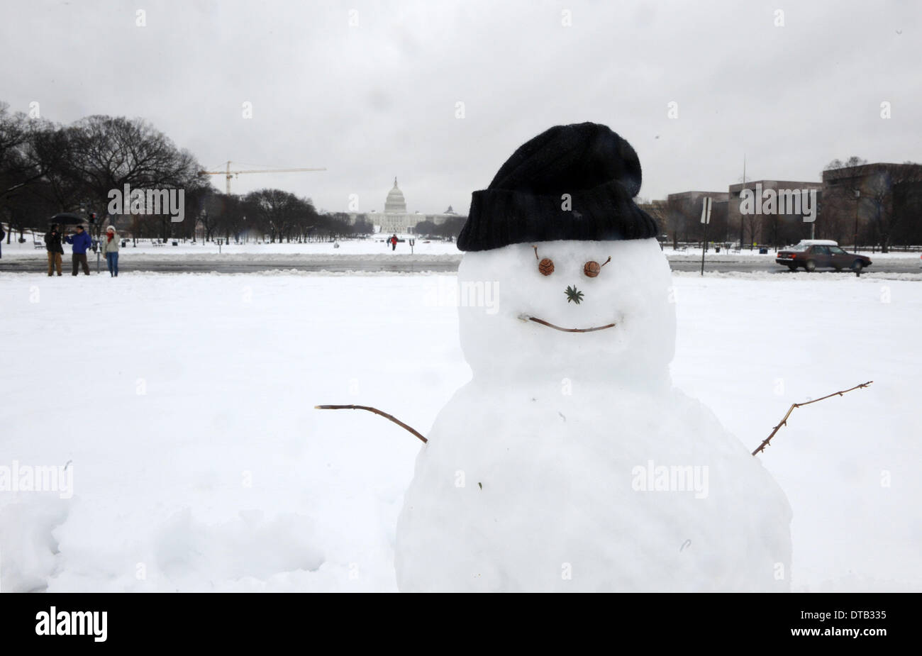 Washington, USA. Feb 13, 2014. Un bonhomme est vu en face du Capitole sur le National Mall à Washington DC, capitale des États-Unis, le 13 février 2014. La tempête de l'hiver aux États-Unis d'états du sud a apporté beaucoup de neige et de grésil de congélation pour le nord-est le jeudi, la fermeture des agences fédérales, les écoles et les aéroports tout en laissant un demi-million de personnes sans électricité. La neige et la glace a rendent les déplacements difficiles pour les navetteurs dans le centre-ville de D.C. zone comme le gouvernement local a exhorté les résidents à rester à l'intérieur et de la routes dangereuses. Banque D'Images