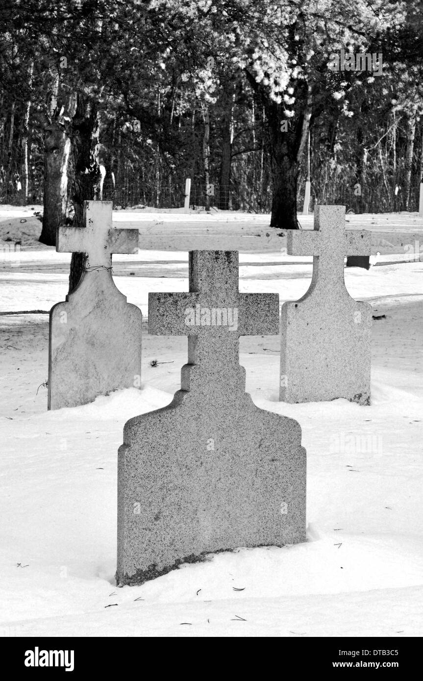 Trois croix de pierre et utilisés comme marqueurs graves Banque D'Images