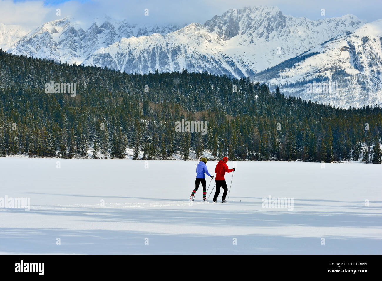 Deux les skieurs de ski de fond sur le lac Pyramid dans le parc national Jasper Banque D'Images