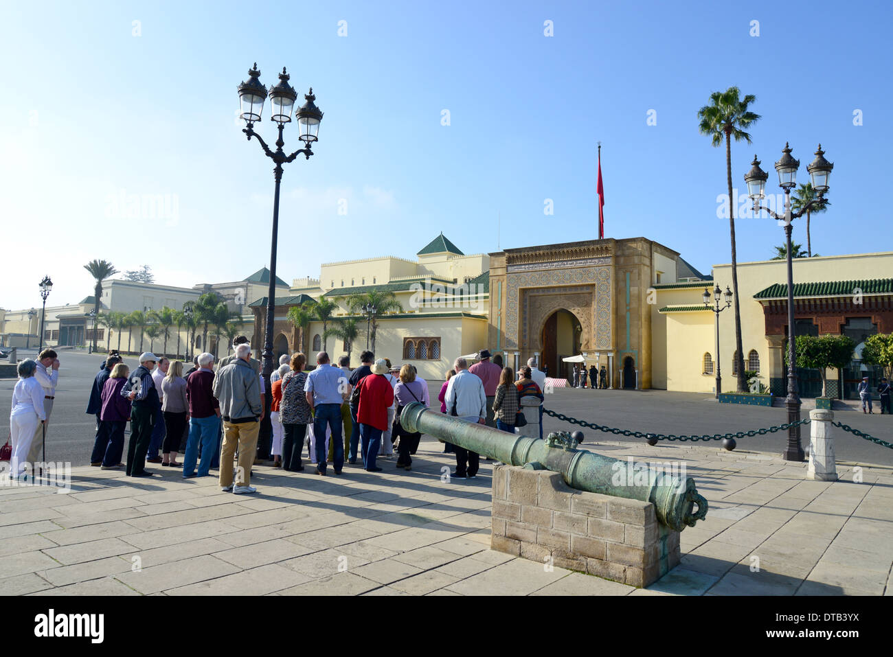 Voyages en groupe à l'entrée du Palais Royal de Rabat, Rabat, Rabat-Salé-Zemmour-Zaër Région, Royaume du Maroc Banque D'Images