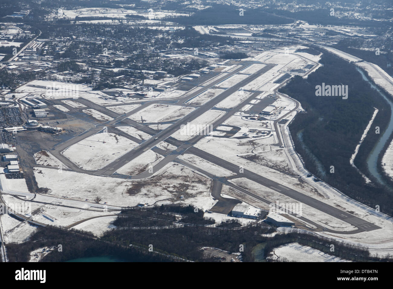 Chattanooga, Tennessee, USA. 13 Février, 2014. Vue aérienne de Chattanooga Metropolitan Airport, avec les pistes déneigées, un jour après une tempête de neige à Chattanooga, Tennessee, USA Crédit : Photographie PDT/Alamy Live News Banque D'Images