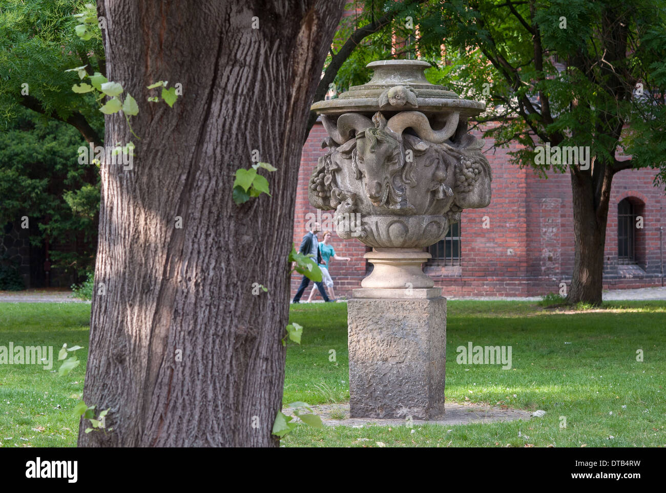 Berlin, Allemagne, vase d'ornement de grès dans park Köllnischen Banque D'Images