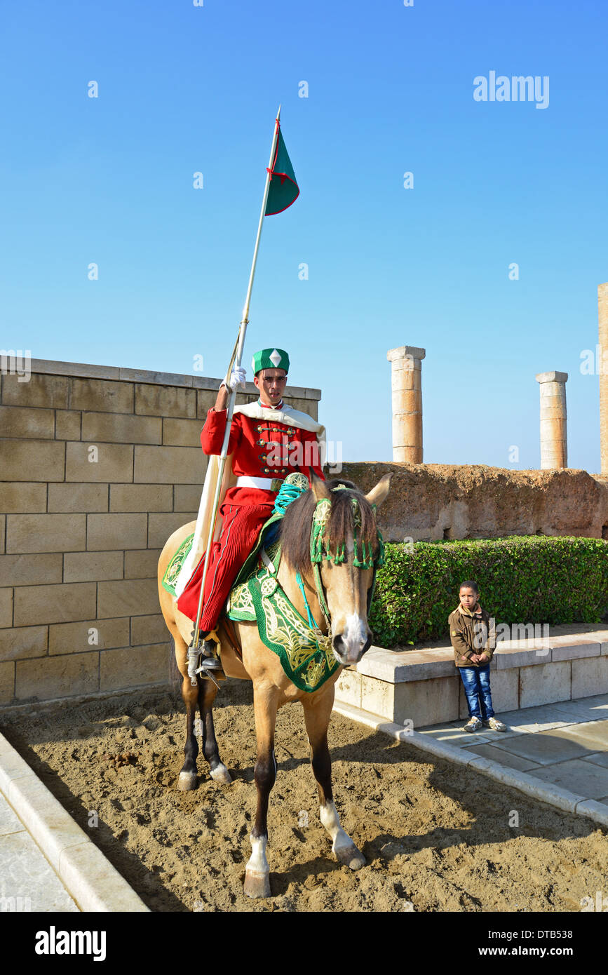 À l'entrée de la garde royale Hassan Tower (Tour Hassan), Rabat, Rabat-Salé-Zemmour-Zaër Région, Royaume du Maroc Banque D'Images