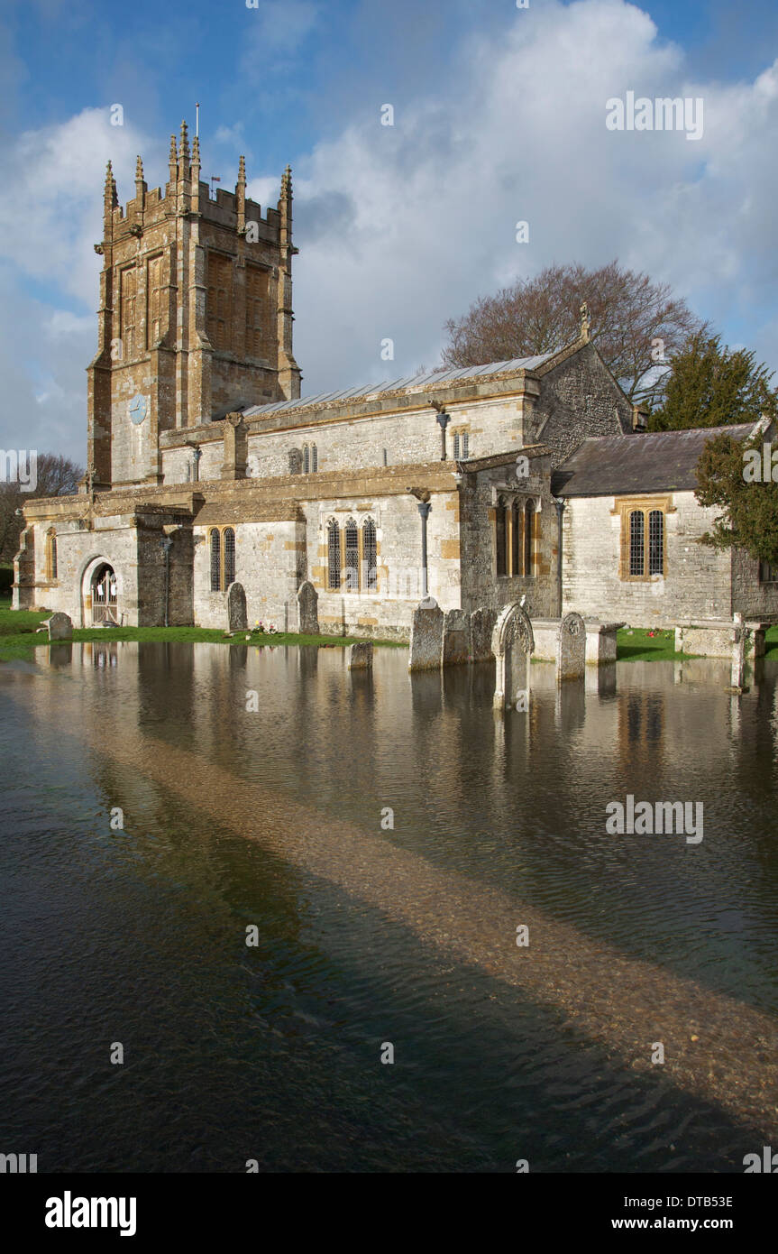 L'inondation. L'église de Sainte Marie la Vierge, Charminster, inondée comme la rivière déborde de cerne en raison de fortes pluies. Janvier 2014. Dorset, Angleterre. Banque D'Images