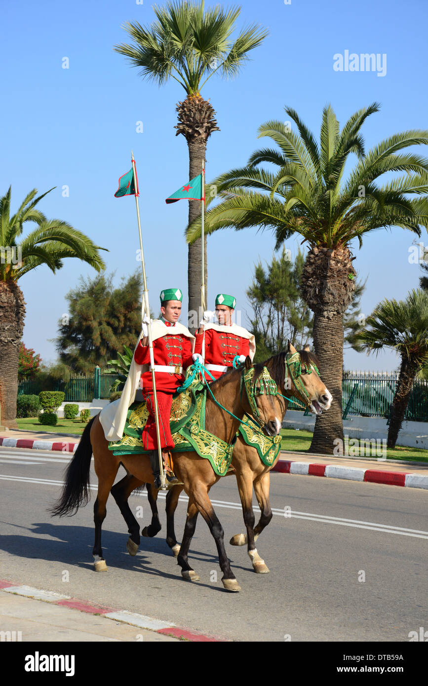 La garde royale à cheval devant la Tour Hassan, Boulevard Mohamed Lyazidi, Rabat, Rabat-Salé-Zemmour-Zaër Région, Royaume du Maroc Banque D'Images