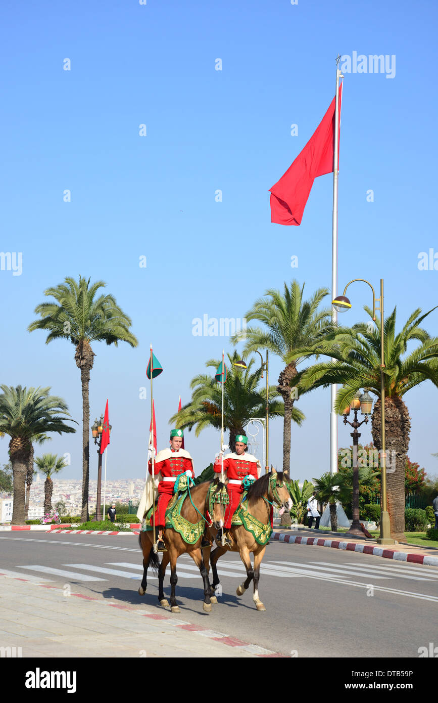 La garde royale à cheval devant la Tour Hassan, Boulevard Mohamed Lyazidi, Rabat, Rabat-Salé-Zemmour-Zaër Région, Royaume du Maroc Banque D'Images