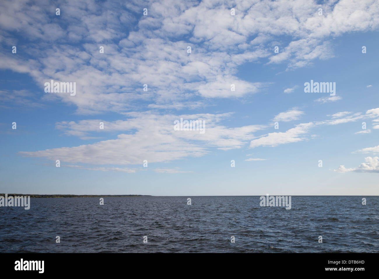 Seascape et ciel nuageux, Morbylanga, Suède Banque D'Images