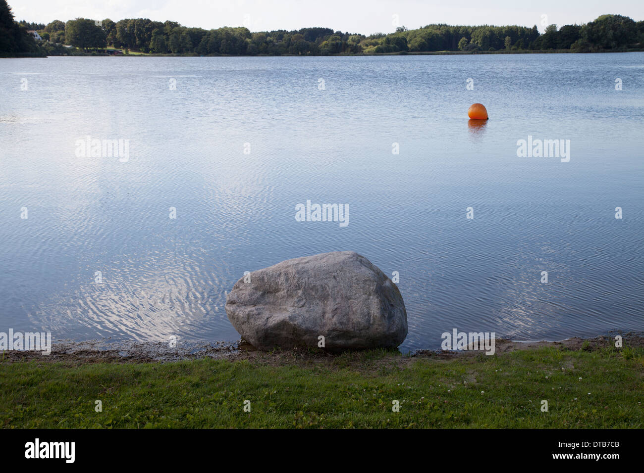 Ball flottant à la surface de l'eau de la rivière, Husum, Allemagne Banque D'Images