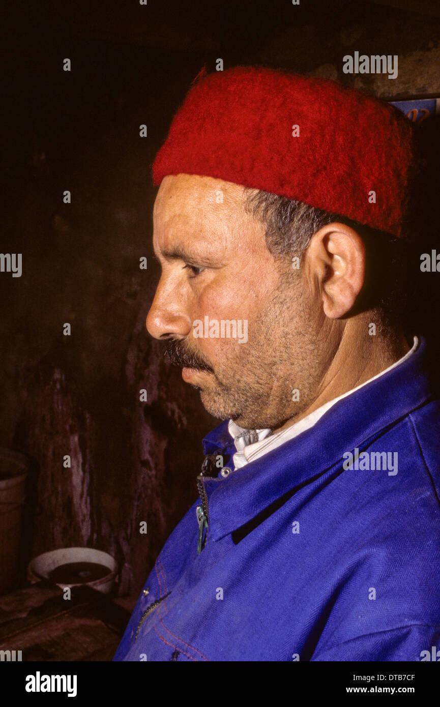 Un homme portant un chapeau traditionnel Tunisien, une Chechia Photo Stock  - Alamy