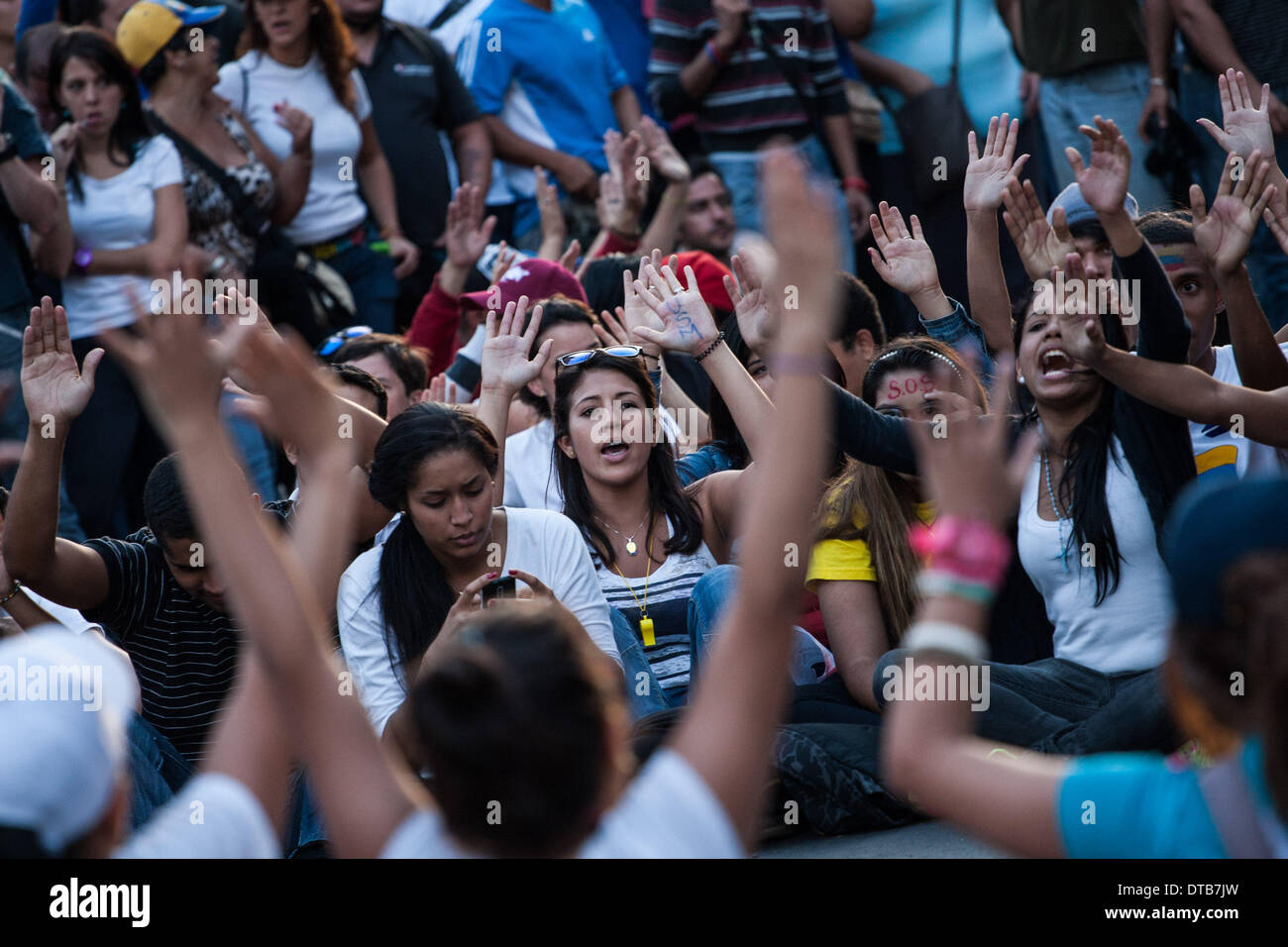 Caracas, Venezuela. Feb 13, 2014. Les manifestants prennent part à une manifestation à Caracas, Venezuela, le 13 février 2014. Au moins deux personnes sont mortes et 23 autres ont été blessés dans des manifestations rivales liée à l'aggravation de la crise économique ont explosé dans la violence le mercredi, un porsecutor a dit. Credit : Boris Vergara/Xinhua/Alamy Live News Banque D'Images