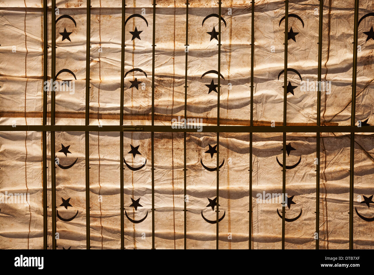 Vieux froissé avec bâche symbole islamique lune et étoile et contexte Banque D'Images