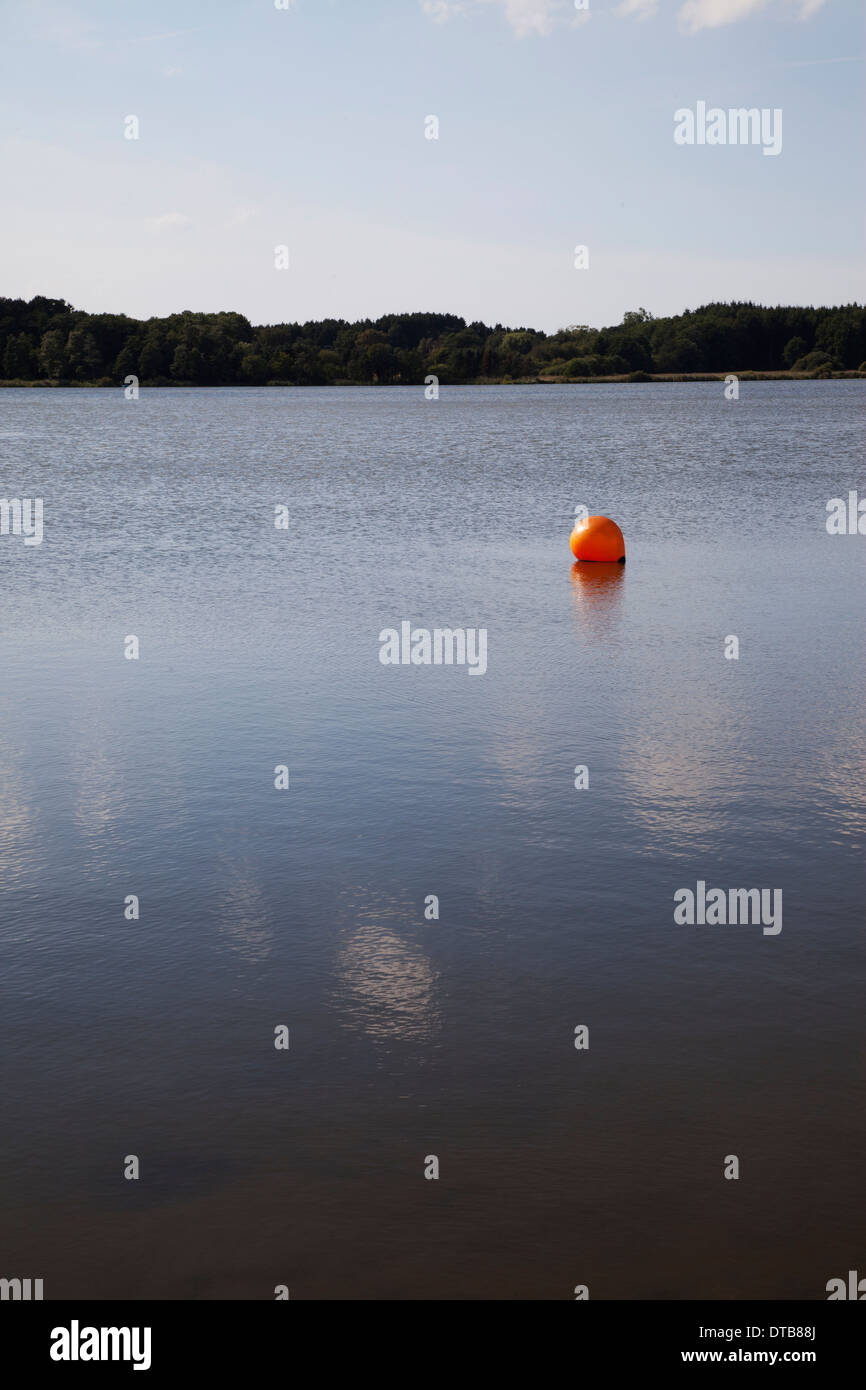 Ball flottant à la surface de l'eau de la rivière, Husum, Allemagne Banque D'Images