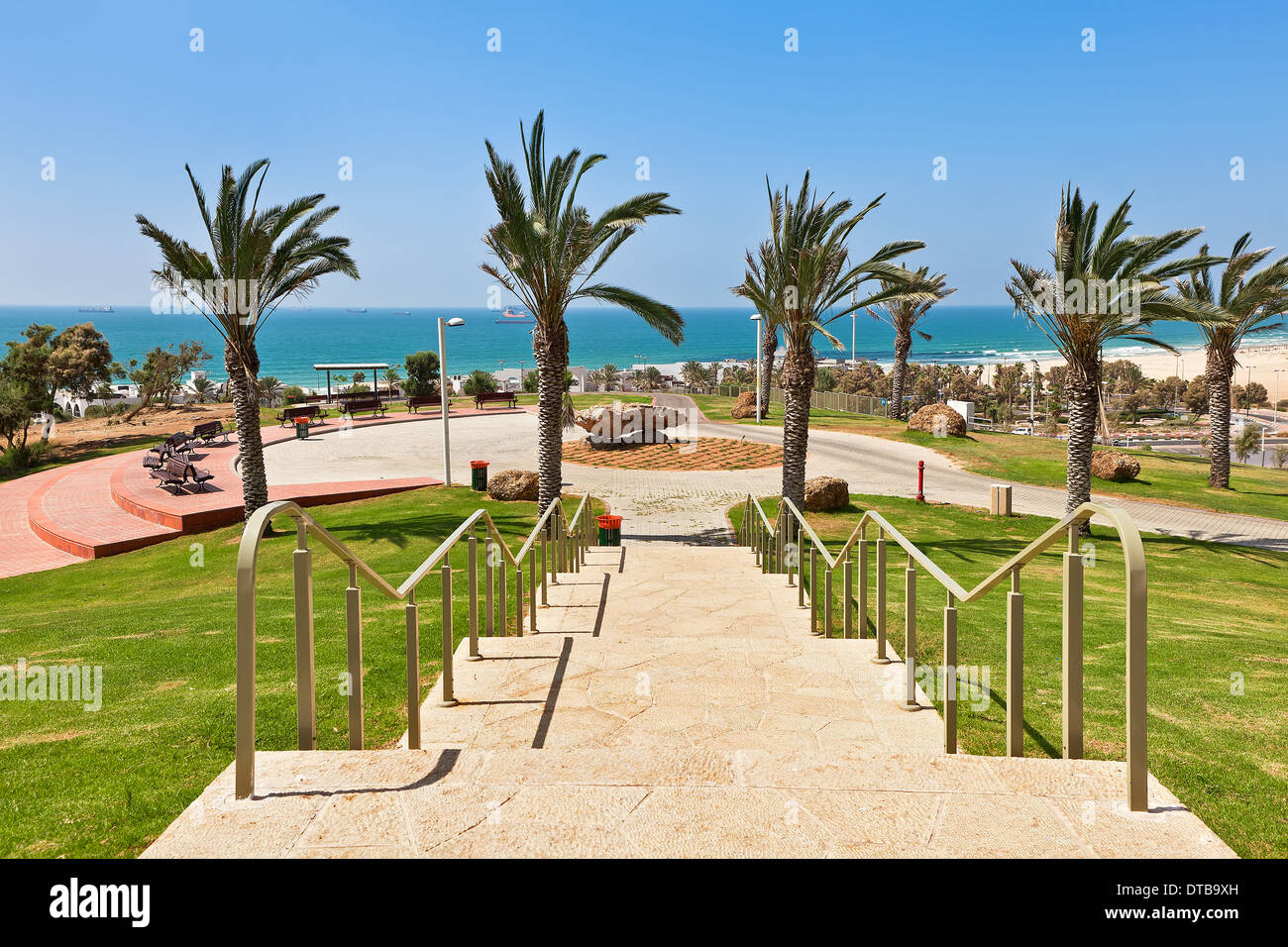 Escaliers en pierre dans parc urbain avec vue magnifique sur la mer Méditerranée à Ashdod, Israël. Banque D'Images