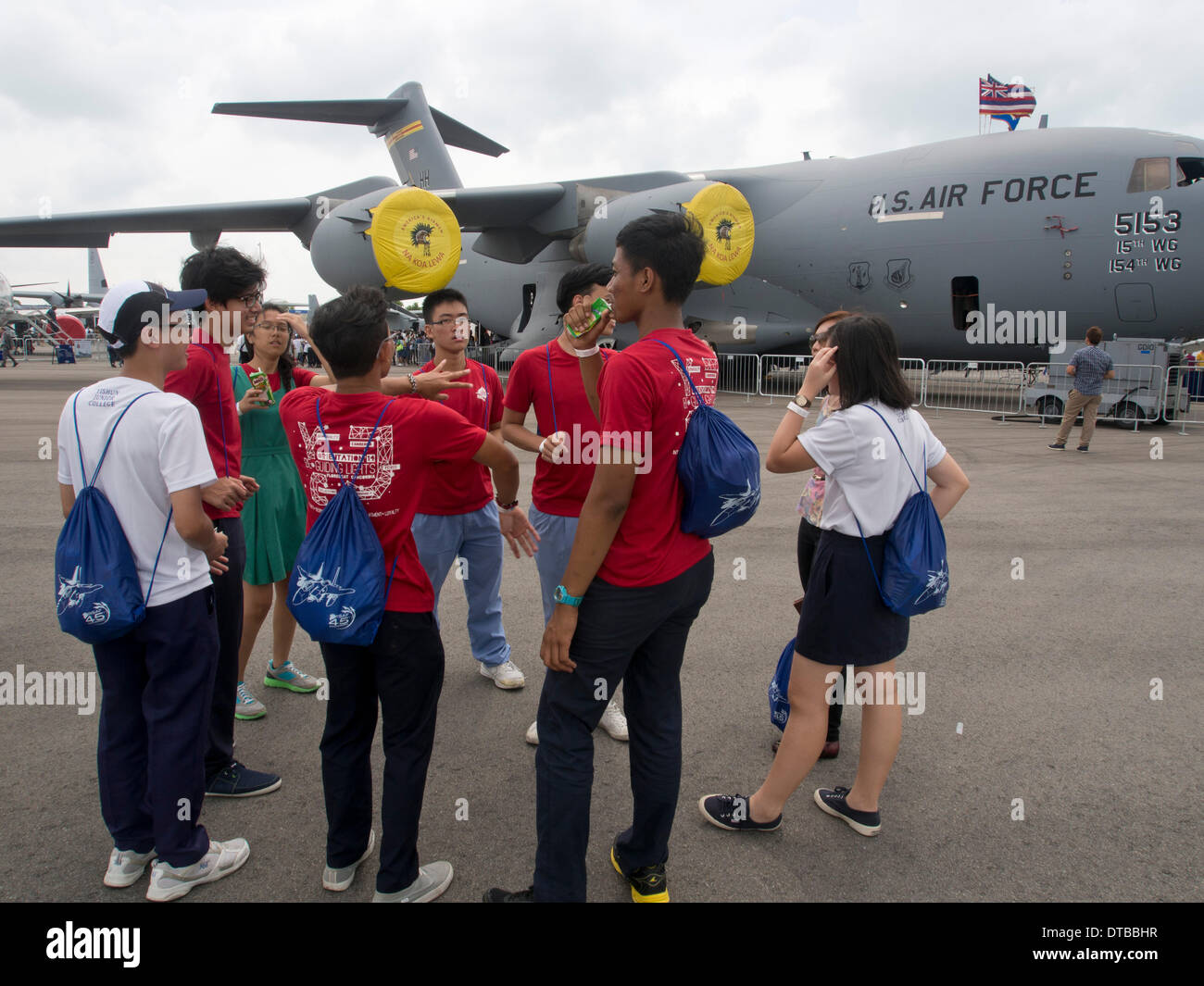 Les élèves visiter le salon de l'aéronautique de Singapour par avion-cargo américain B-52 Banque D'Images