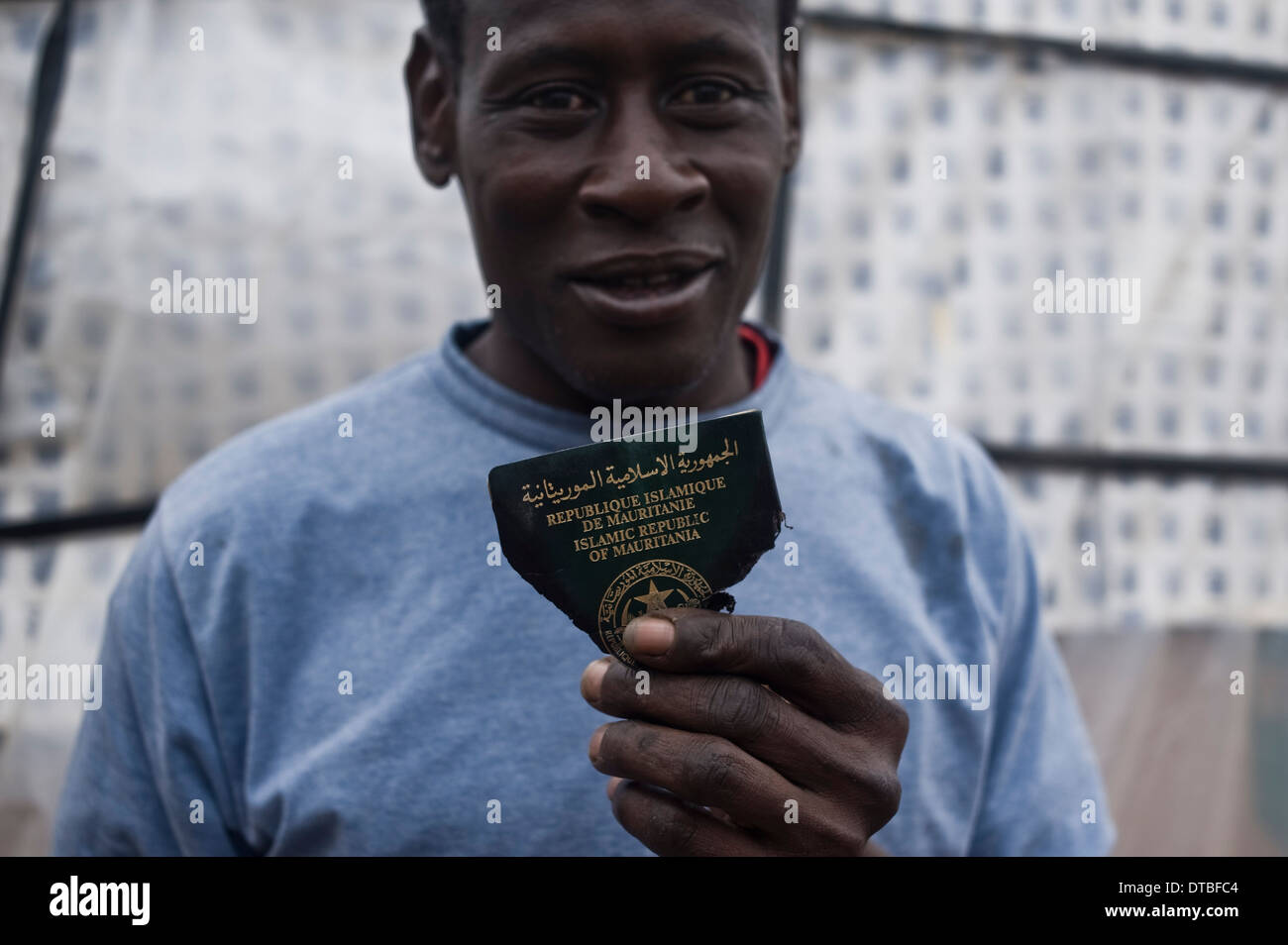 Les immigrants africains vivent dans des huttes en plastique dans un bidonville camping sur Lepe, Huelva, Espagne, en attente pour l'emploi dans les plantations fruitières. Banque D'Images