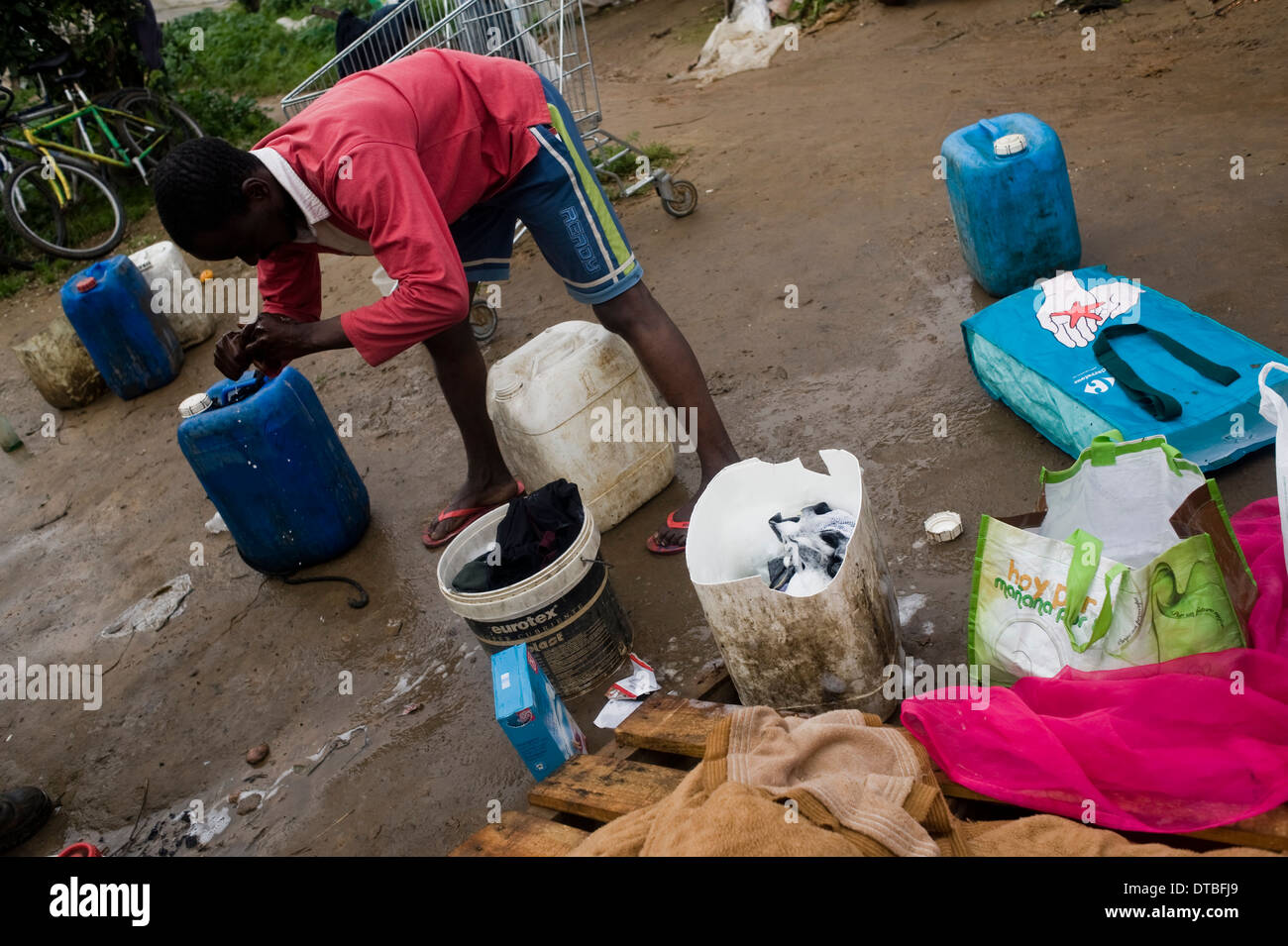 Les immigrants africains vivent dans des huttes en plastique dans un bidonville camping sur Lepe, Huelva, Espagne, en attente pour l'emploi dans les plantations fruitières. Banque D'Images