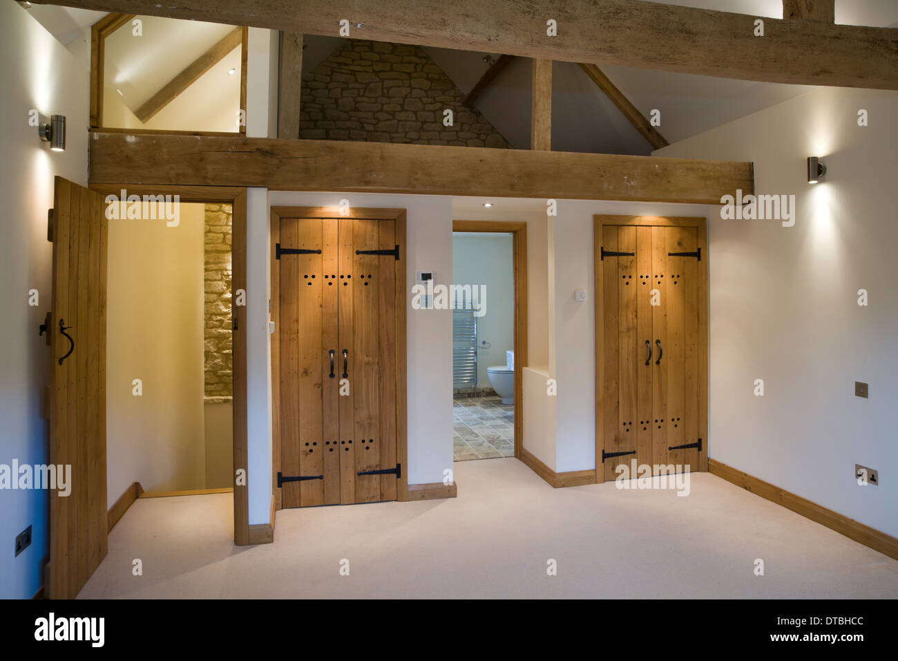 Conversion de gamme une chambre mansardée avec salle de bains et dispose de poutres en bois. Banque D'Images