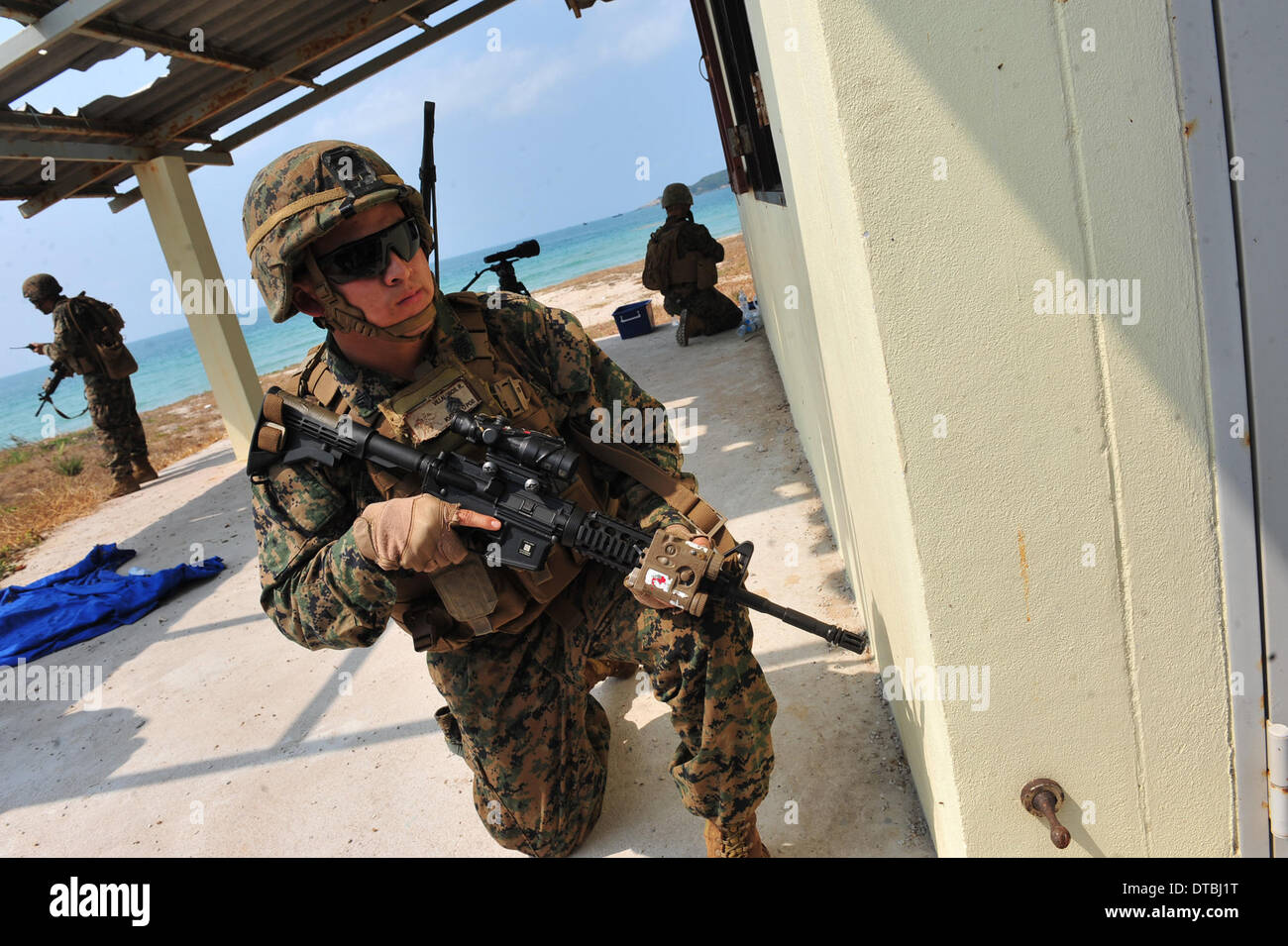 Chonburi, Thaïlande. Feb 14, 2014. Les marines américains participent à l'exercice Gold Cobra sur Hat Yao plage dans la province de Chonburi, Thaïlande, le 14 février 2014. L'exercice militaire multilatérale 2014 Gold Cobra, mené par les États-Unis et la Thaïlande, les forces implique de huit pays, dont la Thaïlande, les États-Unis, l'Indonésie et la République de Corée dans une gamme d'exercices. Credit : Rachen Sageamsak/Xinhua/Alamy Live News Banque D'Images