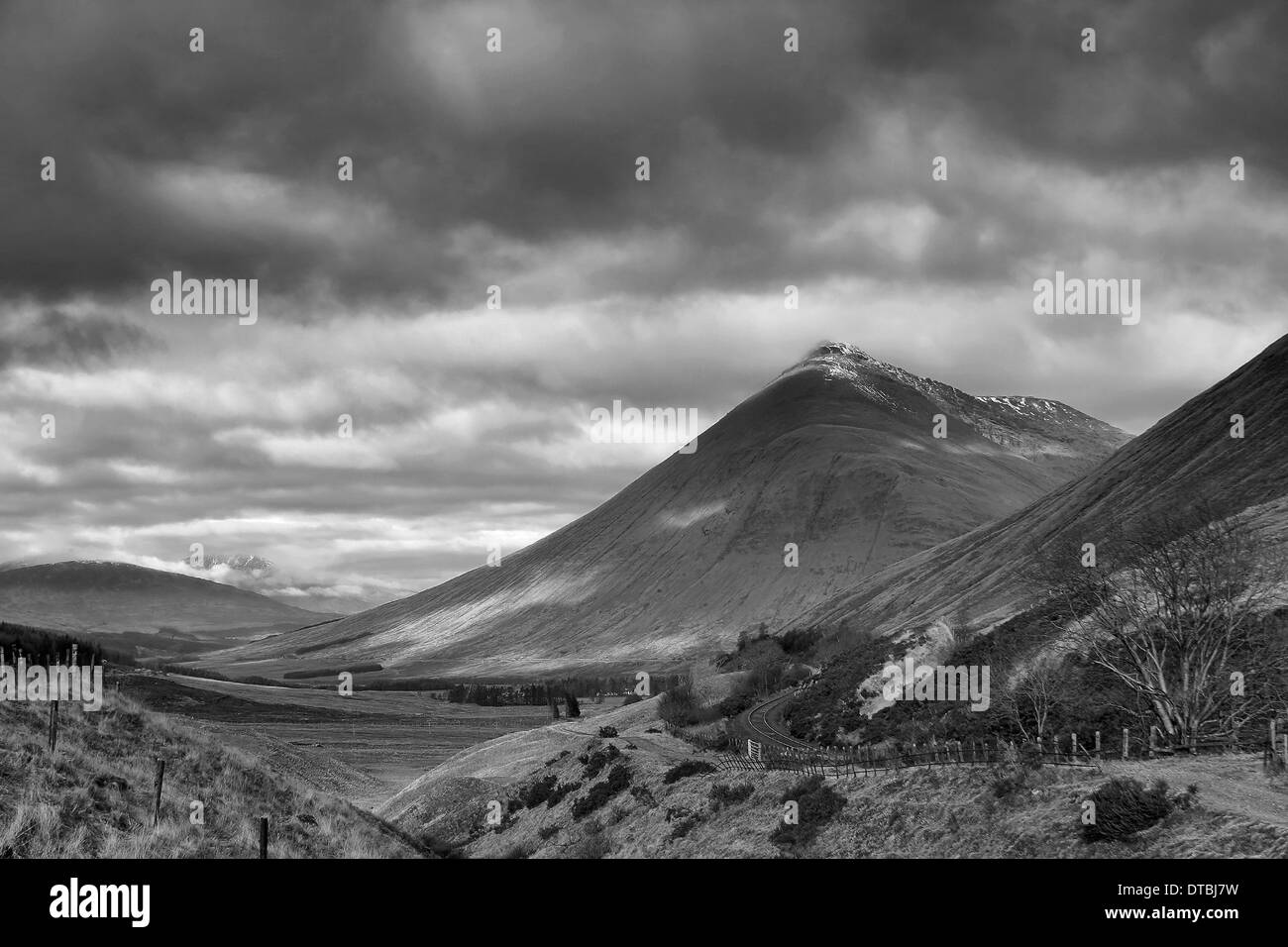 Beinn Dorain Vue sur le long de la vallée de Glencoe, Pointe des Highlands d'Écosse Banque D'Images