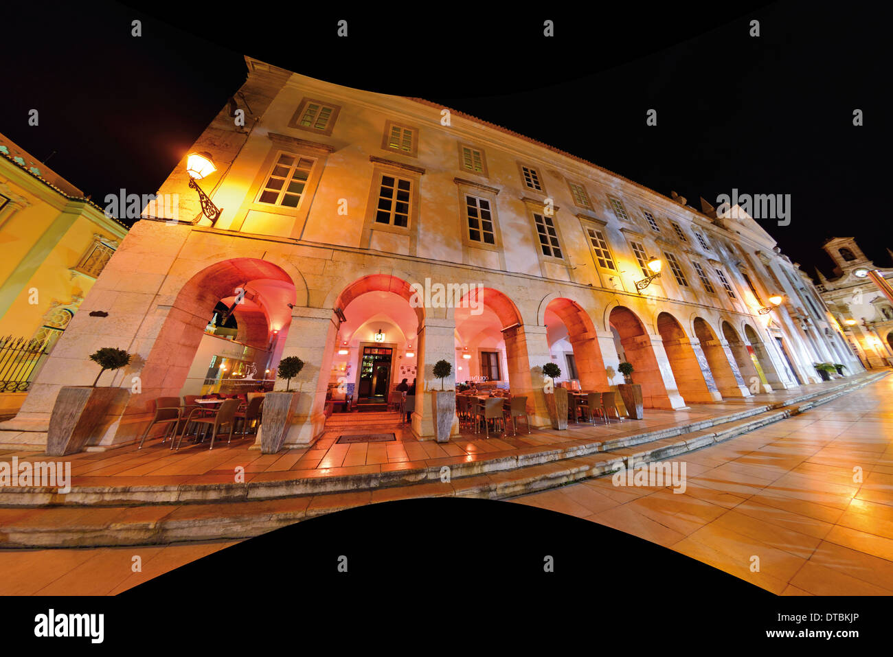 Le Portugal, l'Algarve : arcade illuminée nocturne construction de la 'Columbus Bar" à Faro Banque D'Images