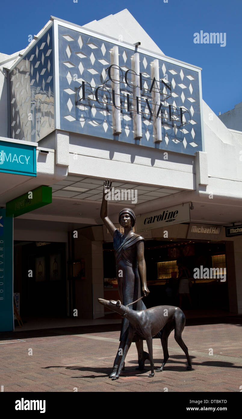 Statue Art déco dans la rue principale de Napier, Hawke Bay, île du Nord, Nouvelle-Zélande Banque D'Images