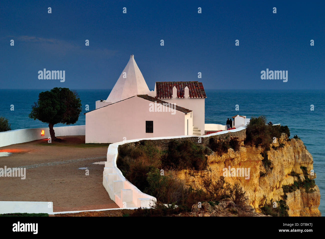 Le Portugal, l'Algarve : vue nocturne à l'époque médiévale chapelle Nossa Senhora da Rocha à Armacao de Pera Banque D'Images