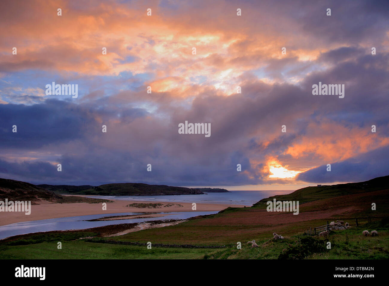 Coucher de soleil sur Torrisdale Bay dans le village de Bettyhill, Highlands d'Ecosse Banque D'Images