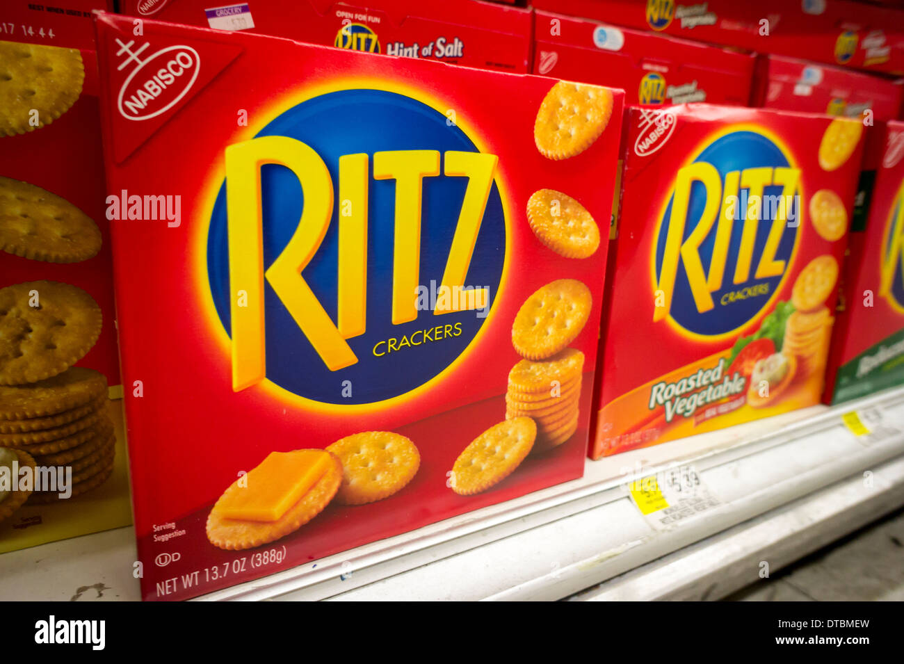 Boîtes de Mondelez International les craquelins Ritz sur une étagère de supermarché à New York Banque D'Images