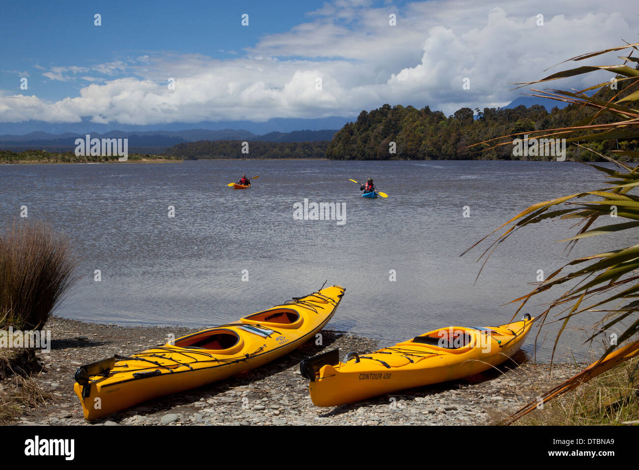 Kayaks sur Okarito Lagoon en regardant vers les alpes du sud, Okarito, île du Sud, Nouvelle-Zélande Banque D'Images