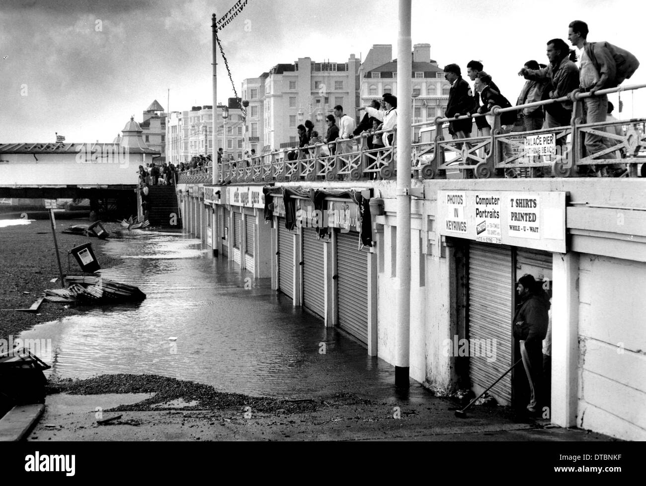 Front de mer de Brighton magasins inondés en 1992 UK Banque D'Images