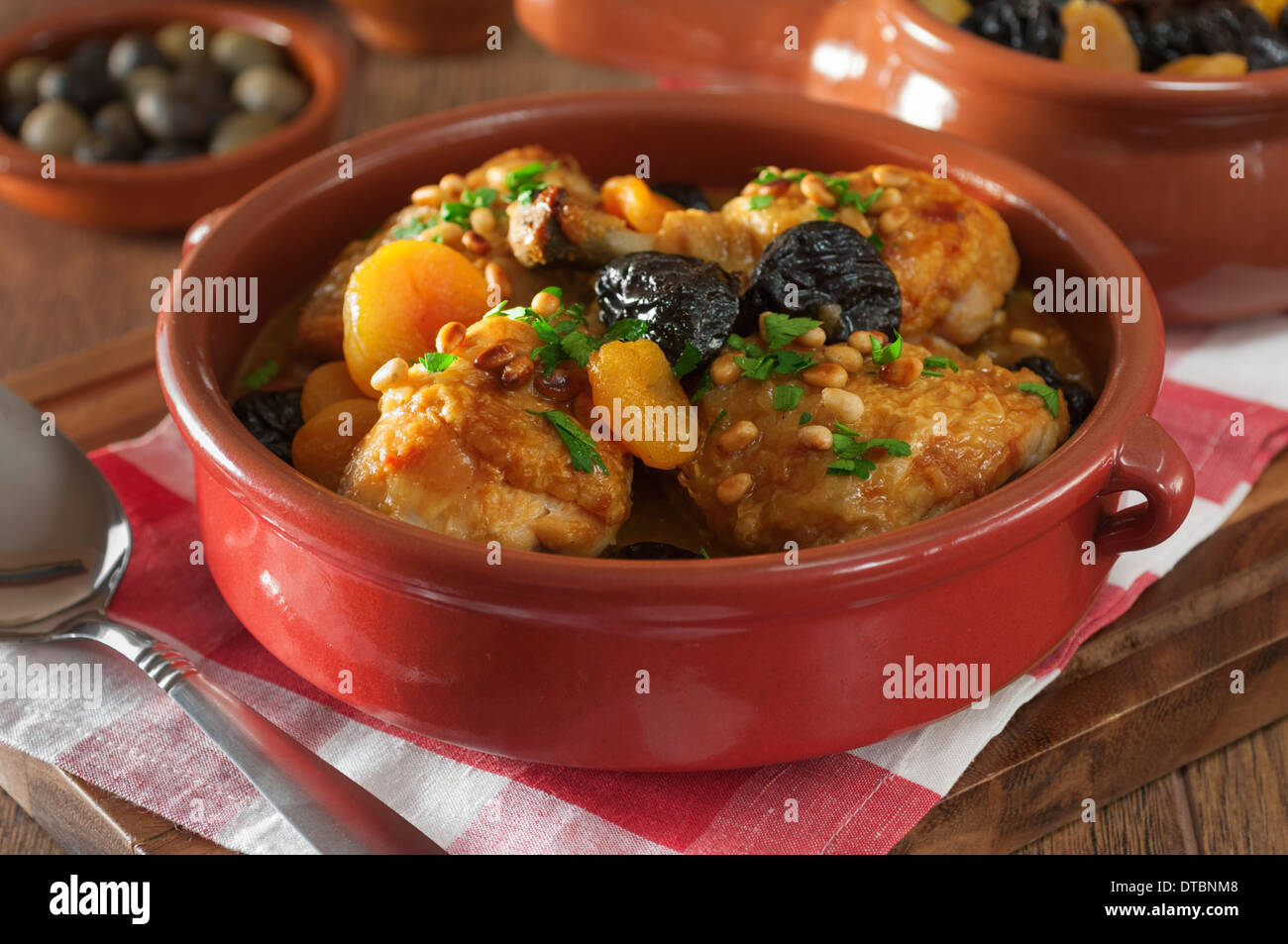 Pollo a la catalana. Poulet catalan avec des fruits secs et noix de pin de l'alimentation de l'Espagne Banque D'Images