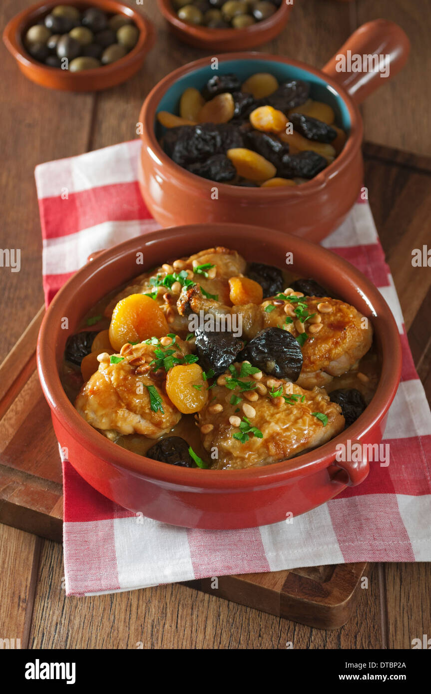 Pollo a la catalana. Poulet catalan avec des fruits secs et noix de pin de l'alimentation de l'Espagne Banque D'Images