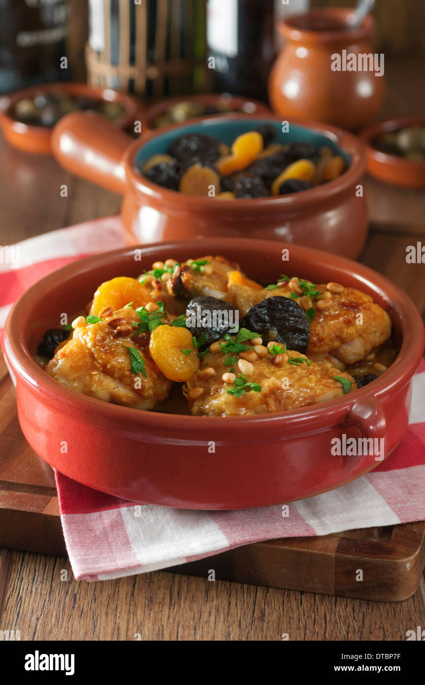 Pollo a la catalana. Poulet catalan avec des fruits secs et noix de pin de l'alimentation de l'Espagne Banque D'Images