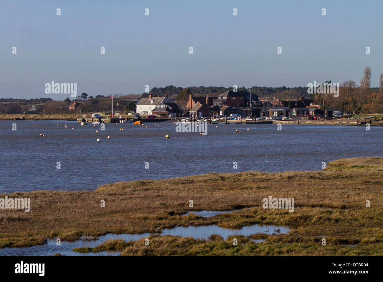 En regardant vers le sud d'Orford,Quay. sur la rivière Alde avec raz de marais salant. Le Suffolk. Banque D'Images