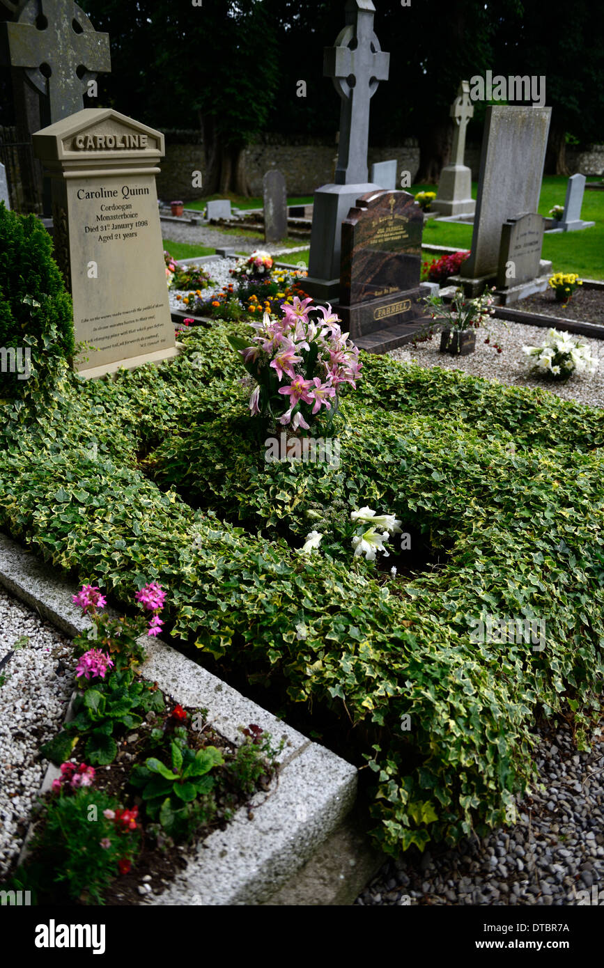 Bouquet de Lys couverture tombe cimetière couvert de lierre décorer décoration florale décoration design hommage Banque D'Images