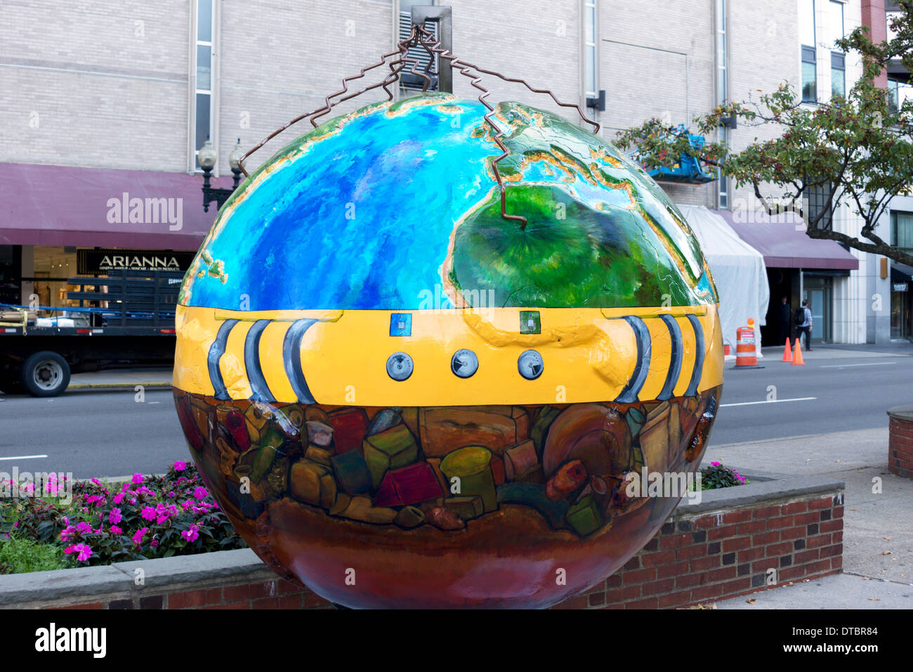 L'un des Cool Globes, un projet d'art public sur le côté de la rue Tremont Boston Common, Boston, États-Unis Banque D'Images