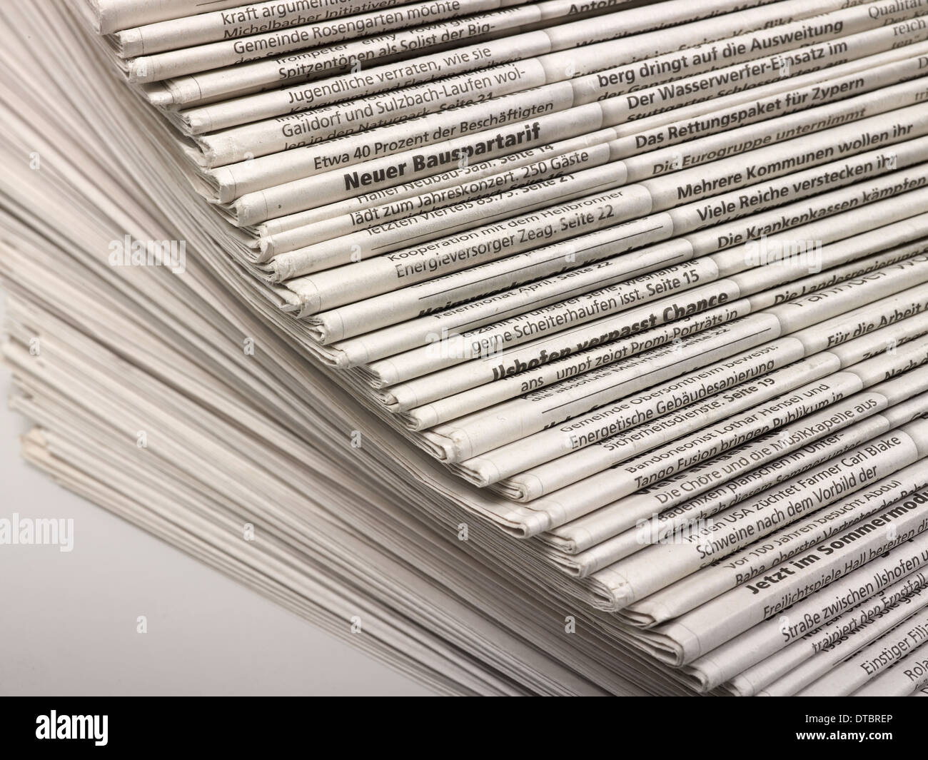 Beaucoup de journaux empilés dans le dos de lumière Banque D'Images