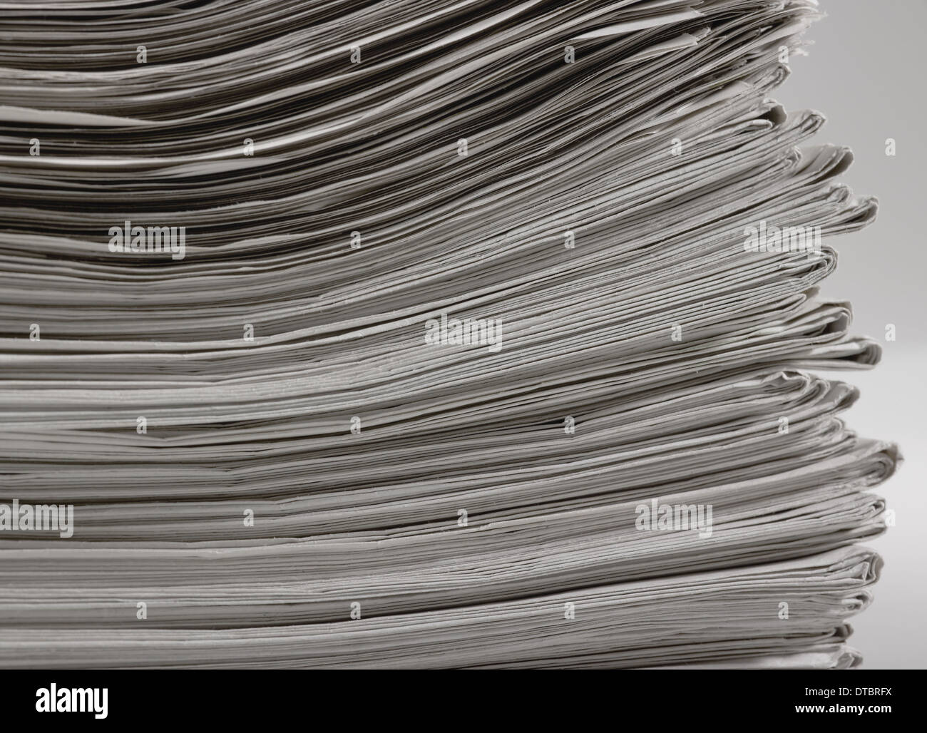 Beaucoup de journaux empilés dans le dos de lumière Banque D'Images