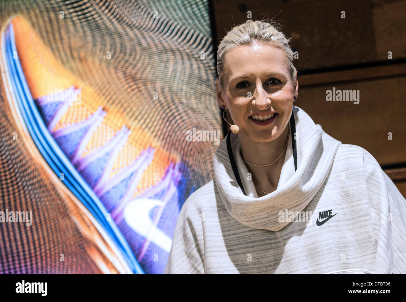 Berlin, Allemagne. Feb 14, 2014. Athlète allemande Ariane Friedrich pose lors de l'ouverture de la nouvelle boutique Nike à Berlin, Allemagne, 14 février 2014. Photo : PAUL ZINKEN/dpa/Alamy Live News Banque D'Images