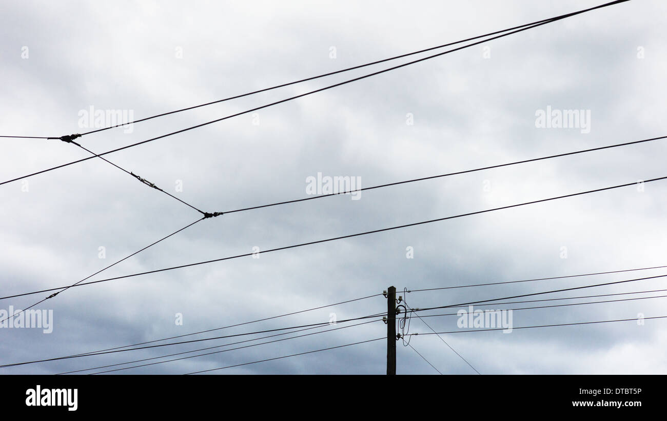 Les lignes aériennes d'un tramway en face de ciel assombri Banque D'Images
