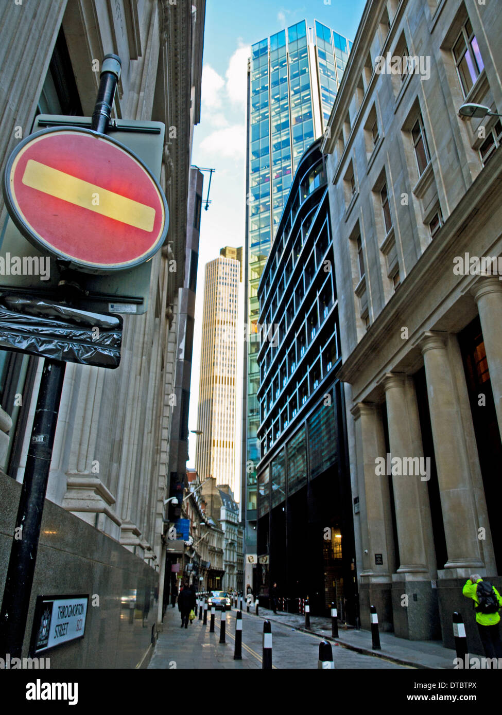 Stree dans la ville de Londres et la Tour 42 montrant tour de la Bourse à distance, Londres, Angleterre, Royaume-Uni Banque D'Images