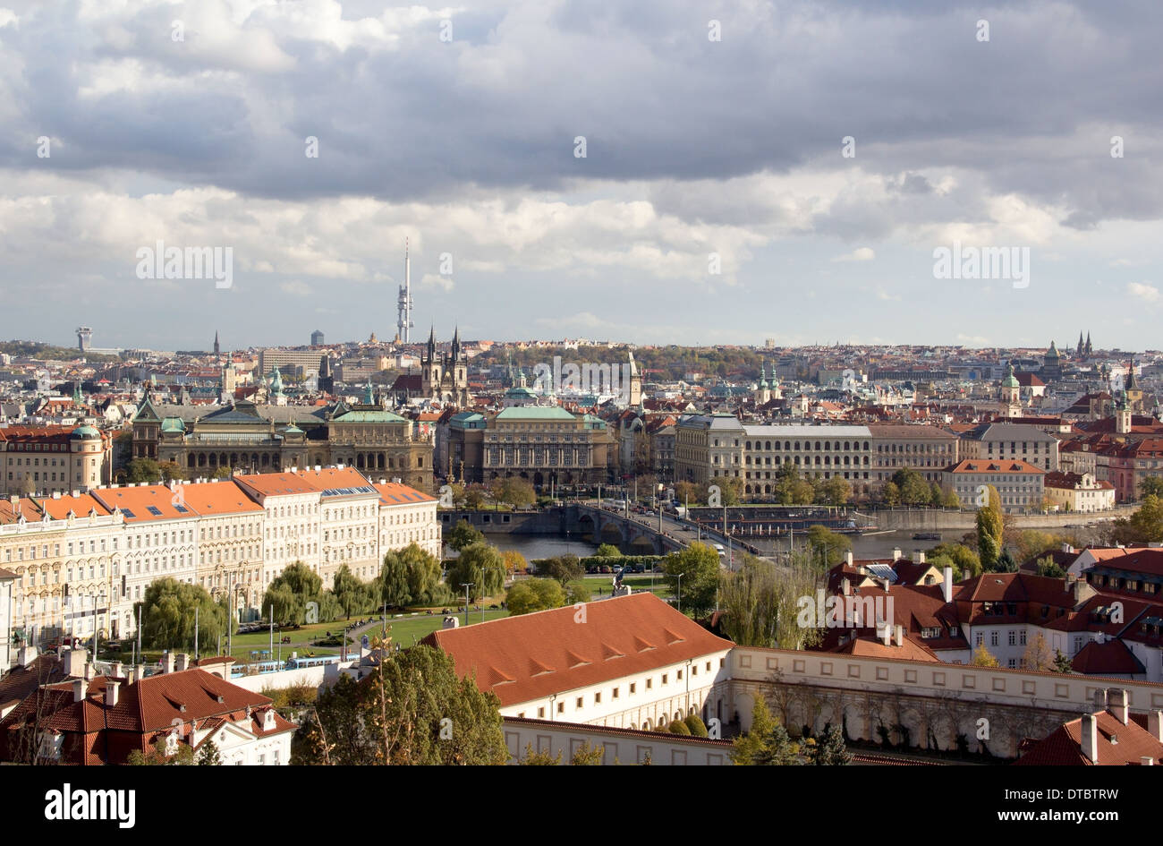 Vue aérienne de Prague, capitale de la République tchèque à l'heure d'automne Banque D'Images