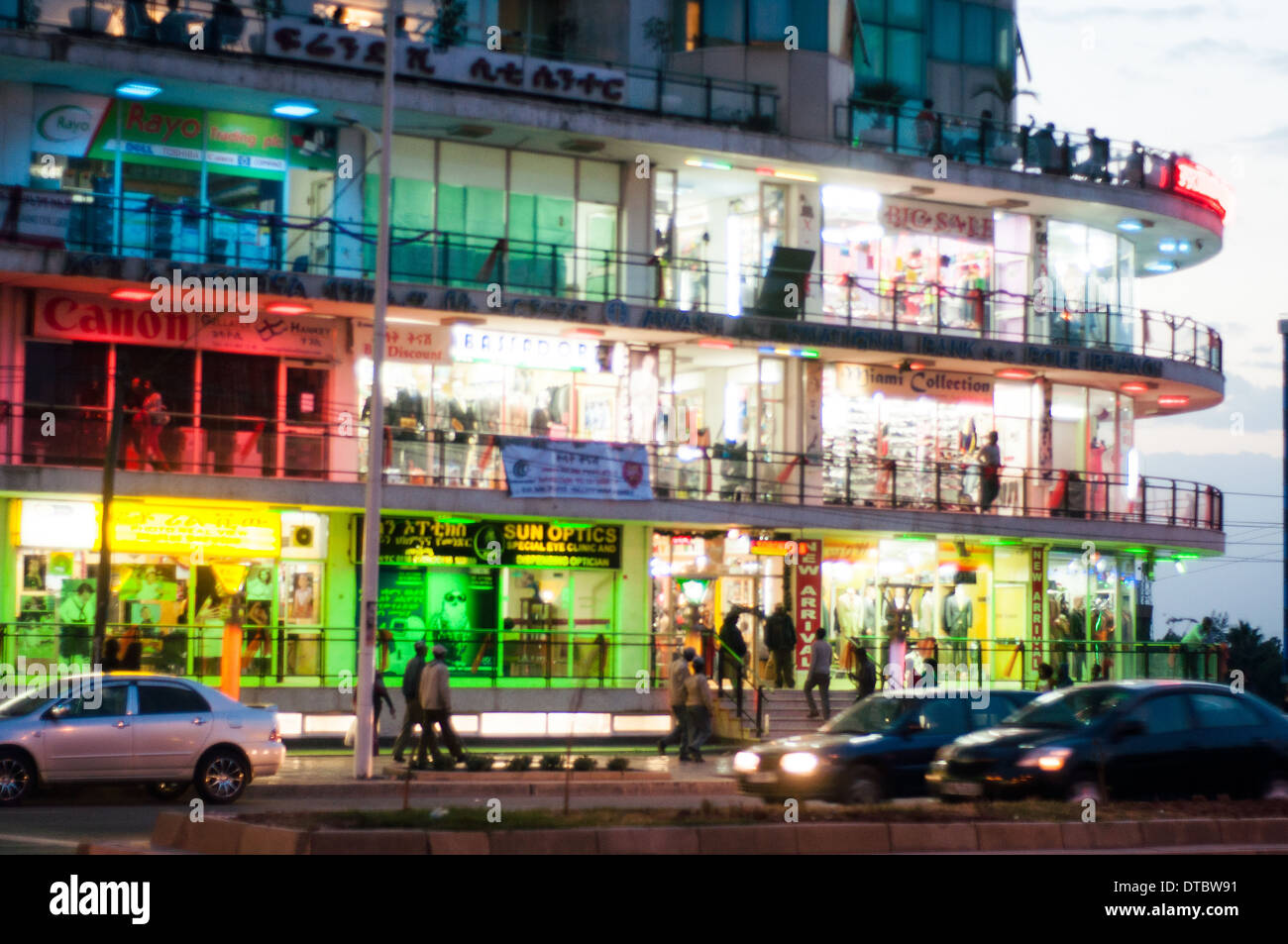 Friendship Centre-ville au crépuscule, route de Bole, Addis-Abeba, Ethiopie Banque D'Images