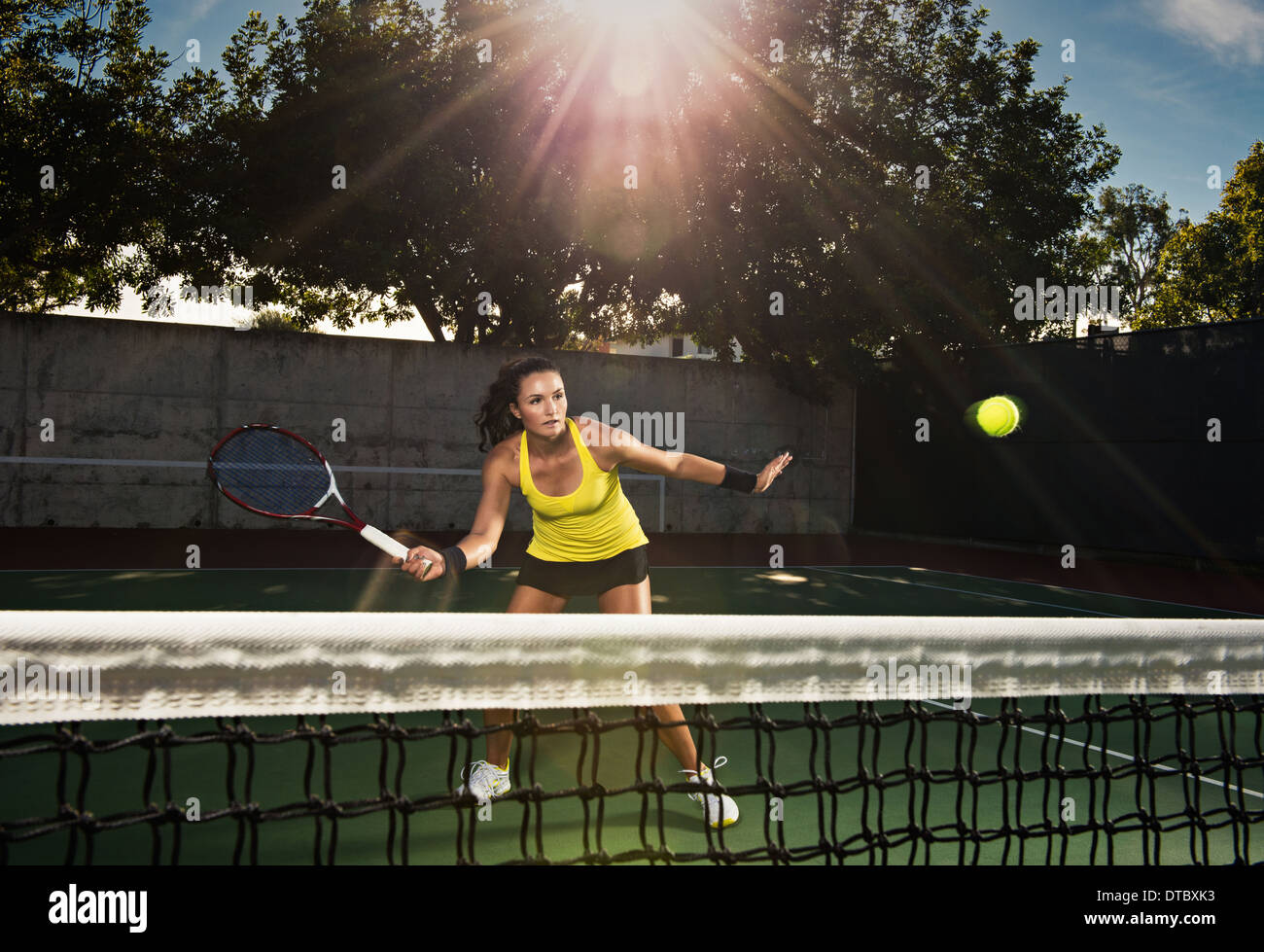 Tennis player hitting ball net plus Banque D'Images