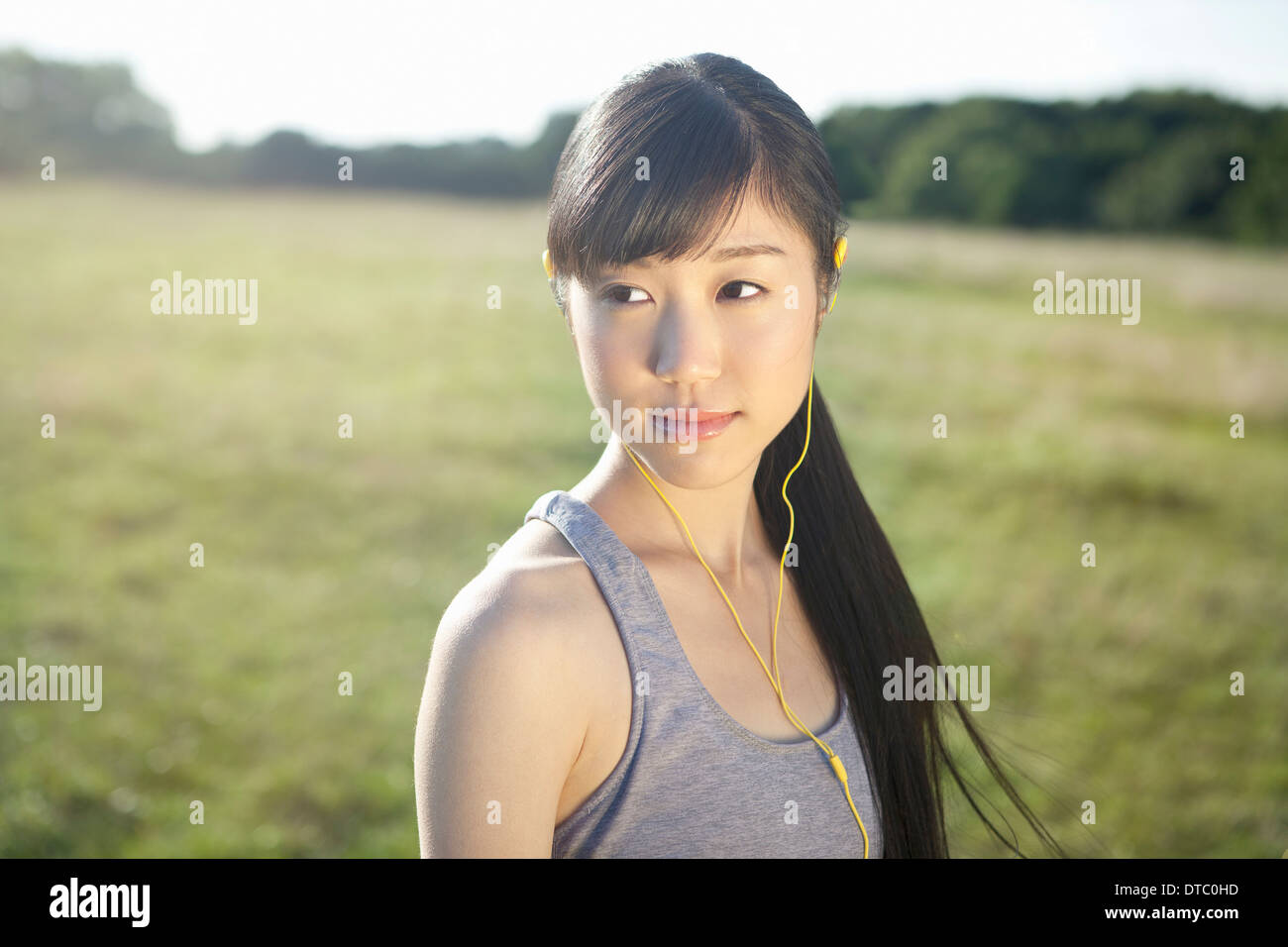 Portrait of young female runner wearing earphones Banque D'Images
