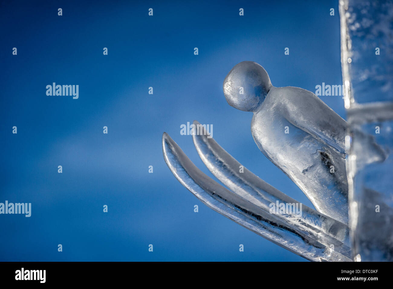 Sculpture de Glace d'un cavalier de ski au parc National Banff Lake Louise Ice Festival Banque D'Images
