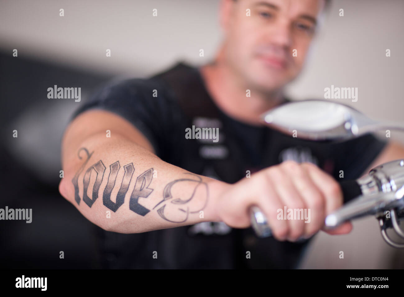Man biker motorcycle tattoo Banque de photographies et d'images à haute  résolution - Alamy