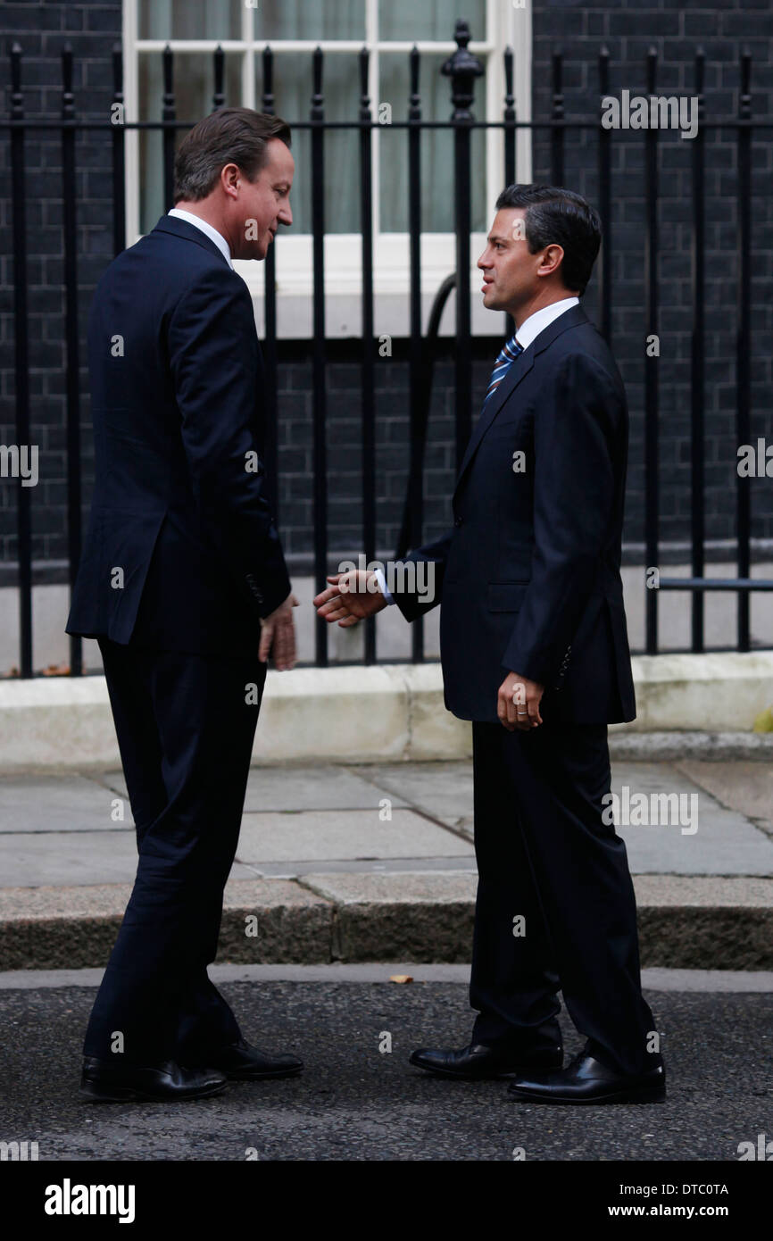 Le Premier ministre britannique David Cameron (G) accueille le président élu du Mexique, Enrique Peña Nieto Banque D'Images