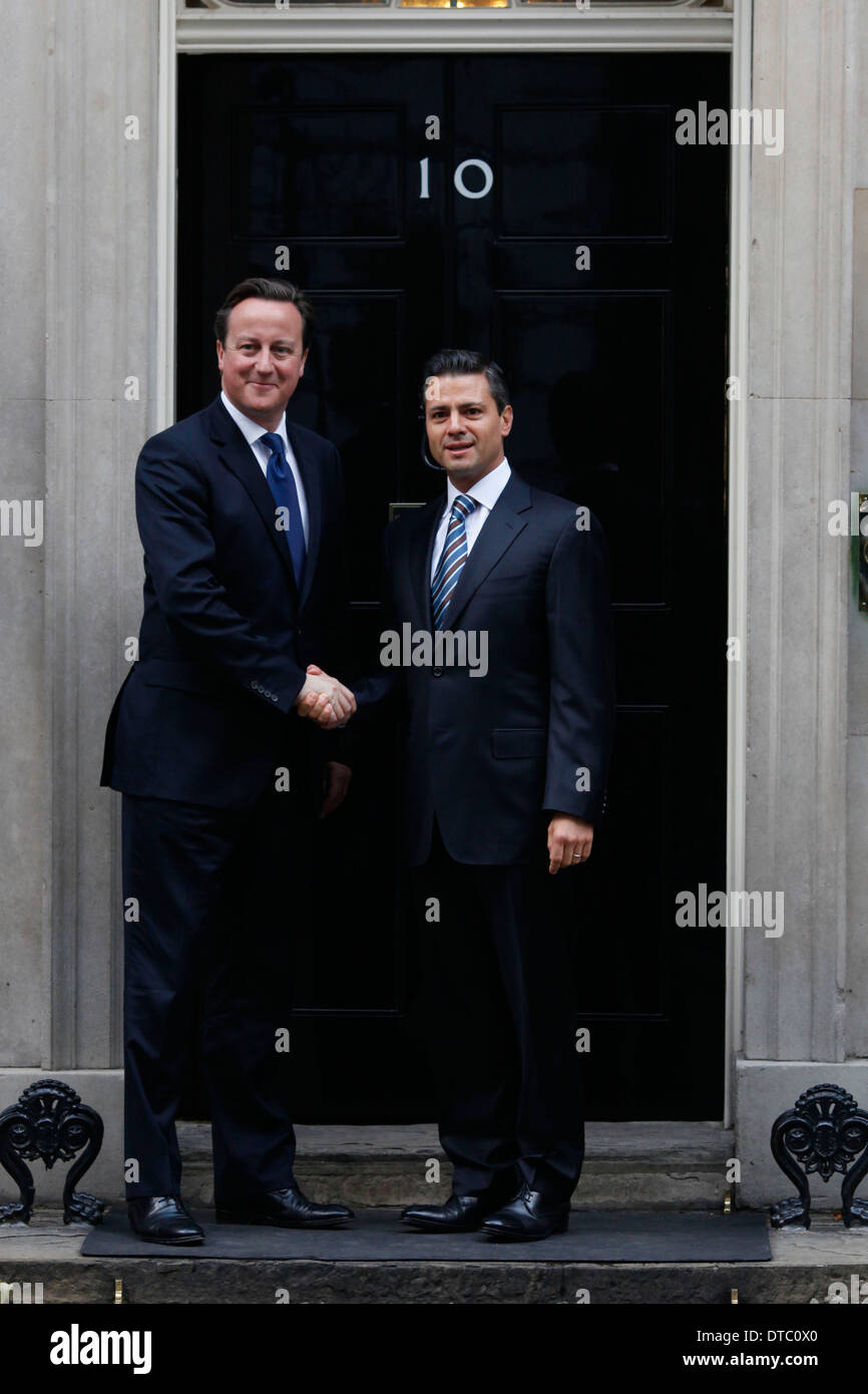 Le Premier ministre britannique David Cameron (G) accueille le président élu du Mexique, Enrique Peña Nieto Banque D'Images